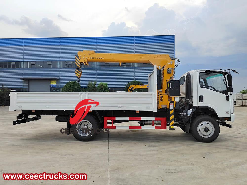 Isuzu mobile truck crane