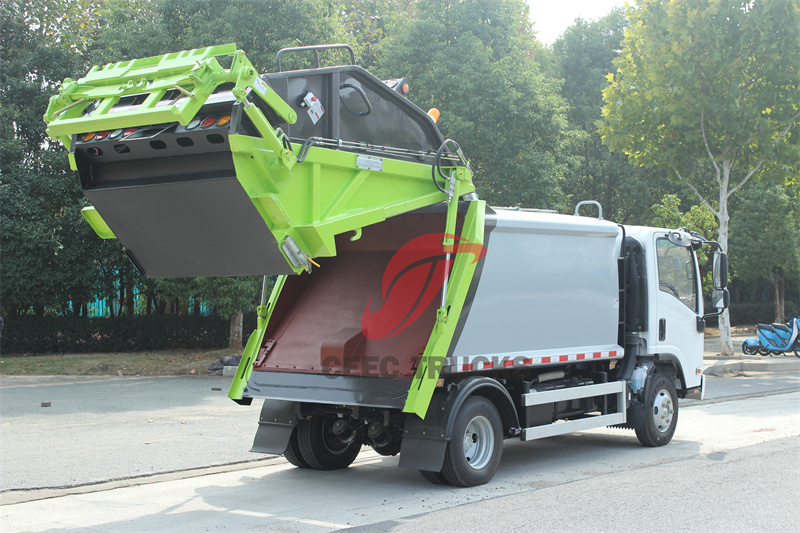 Isuzu KV100 REAR LOADER COMPACTOR TRUCK