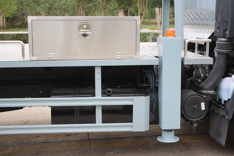 Isuzu overhead working truck