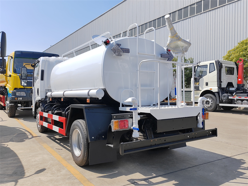 Isuzu ELF water tank truck