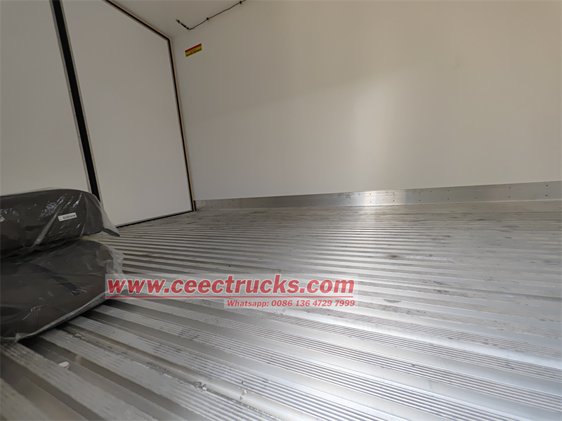 HOWO 4X2 cargo truck with CARRIER Refrigeration unit