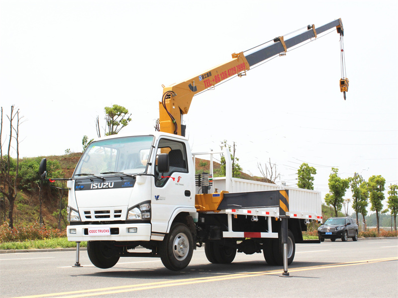 ISUZU NKR cargo truck with telescopic crane 