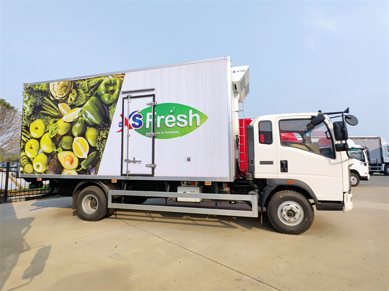 Howo light-duty 5tons chiller van