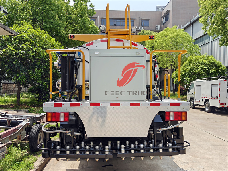 Howo asphalt distributor truck