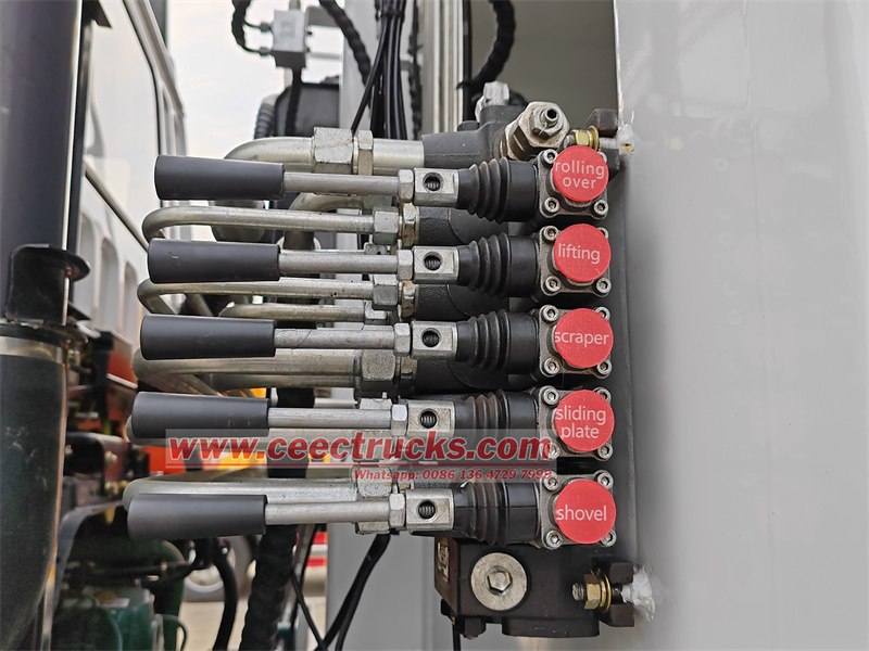 Manual hydraulic operating lever on the driving side