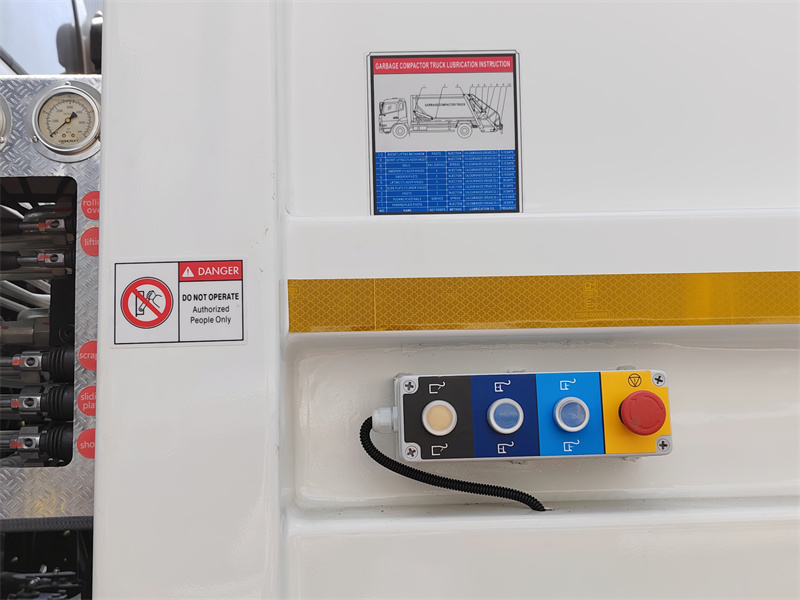 Manual hydraulic operating lever on the driving side