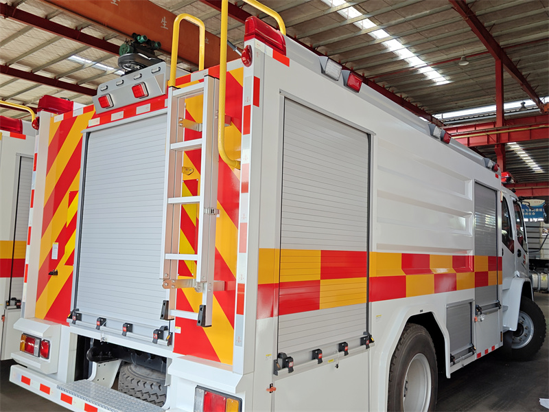 Isuzu FTR double cabin fire fighting truck