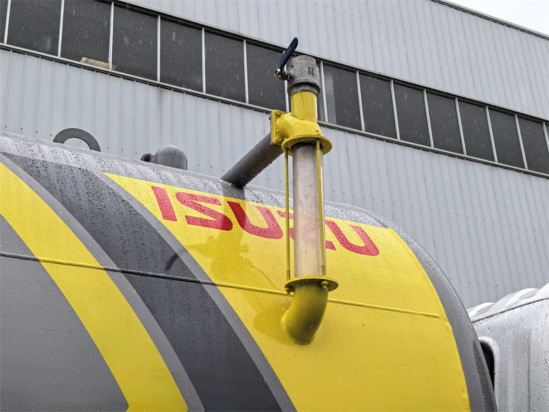 Isuzu vacuum sewer tank truck