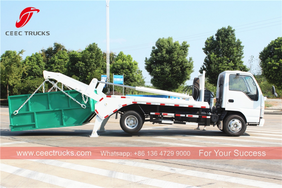 Camion della spazzatura con braccio oscillante ISUZU 4CBM