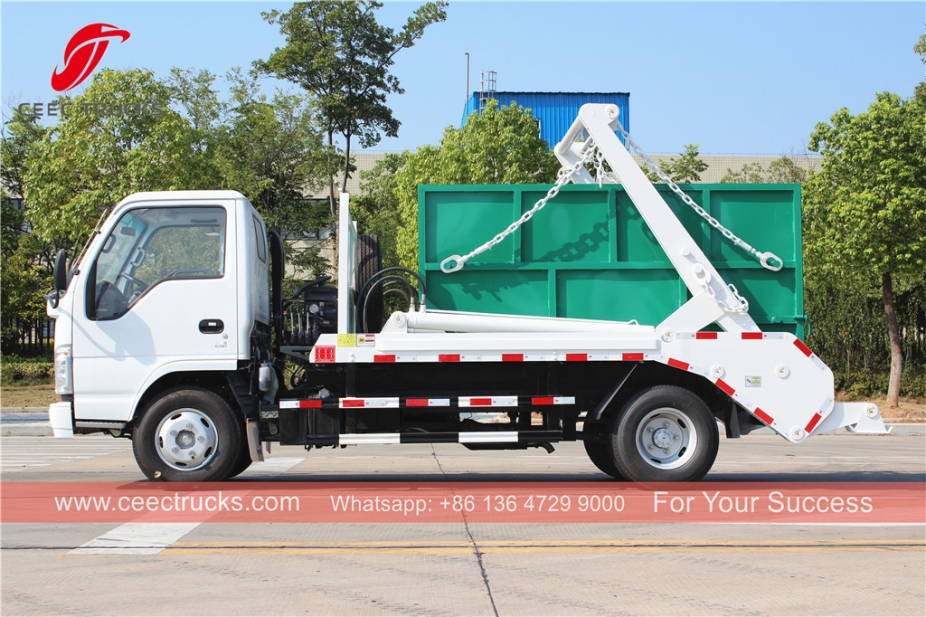 Camion della spazzatura con braccio oscillante ISUZU 4CBM