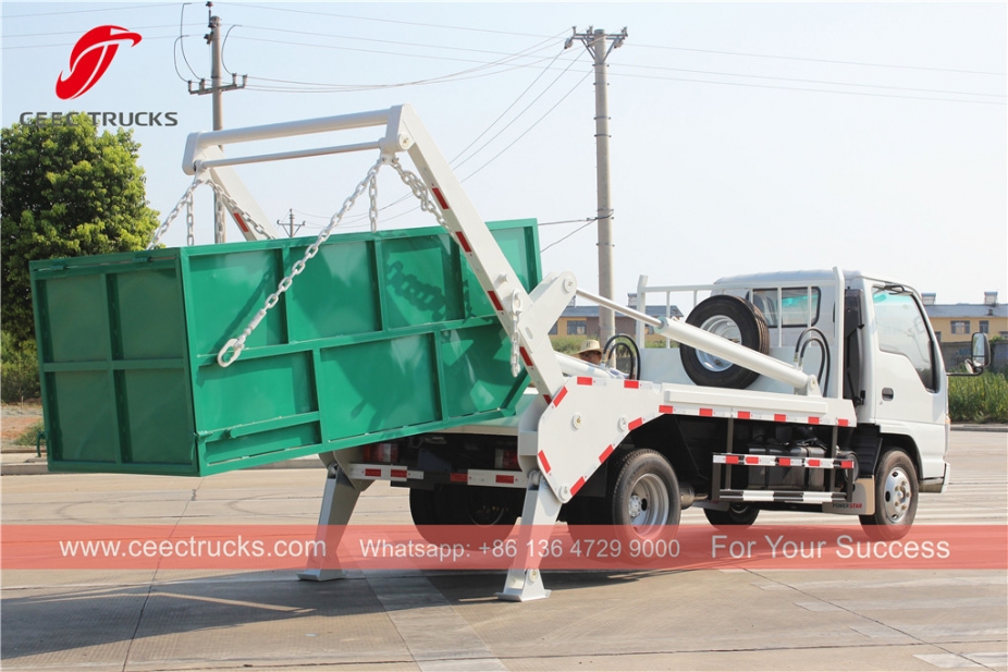 Camion della spazzatura con braccio oscillante ISUZU 4CBM