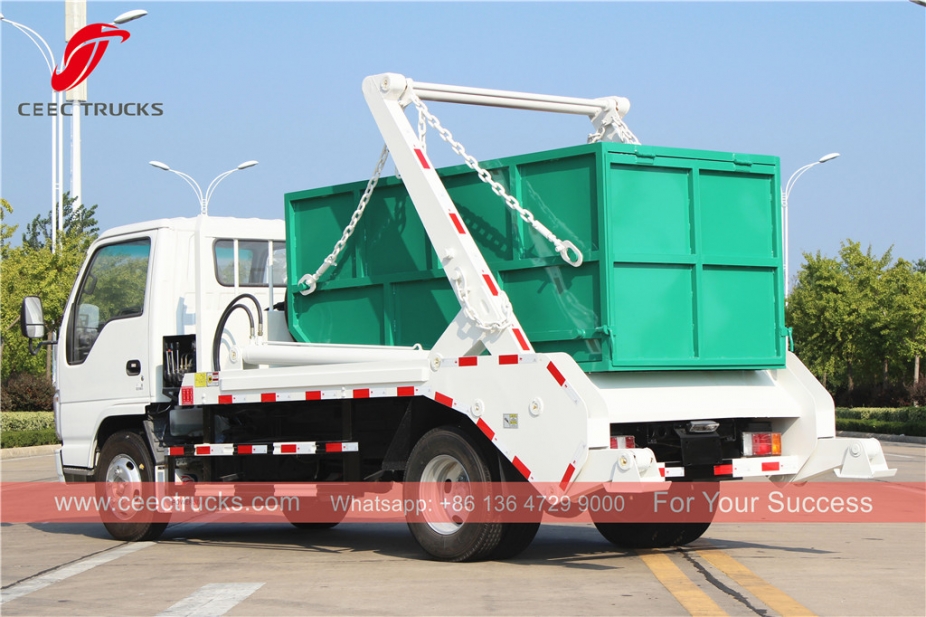 Camion della spazzatura con braccio oscillante ISUZU 4CBM