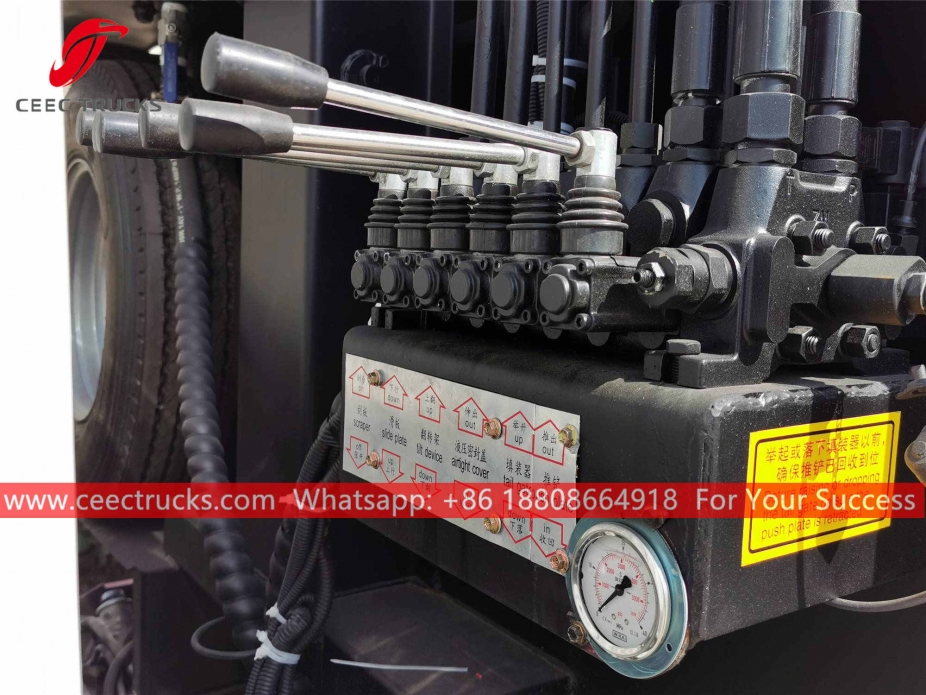 Camion compattatore di rifiuti ISUZU 6CBM