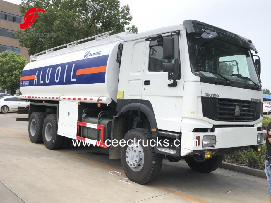 SINOTRUK HOWO 6X6 trazione integrale Bowser carburante Camion cisterna per olio