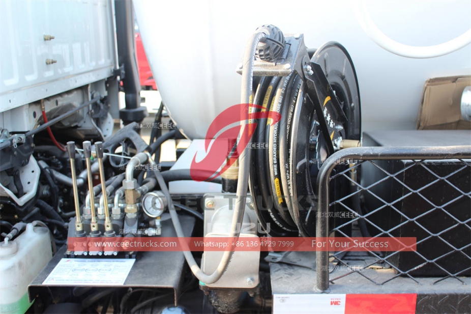 ISUZU 5CBM vacuum sewage truck with MORO pump