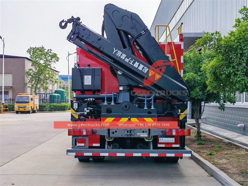 Veicolo antincendio Howo con gru da 5 tonnellate e illuminazione di emergenza da 12 metri