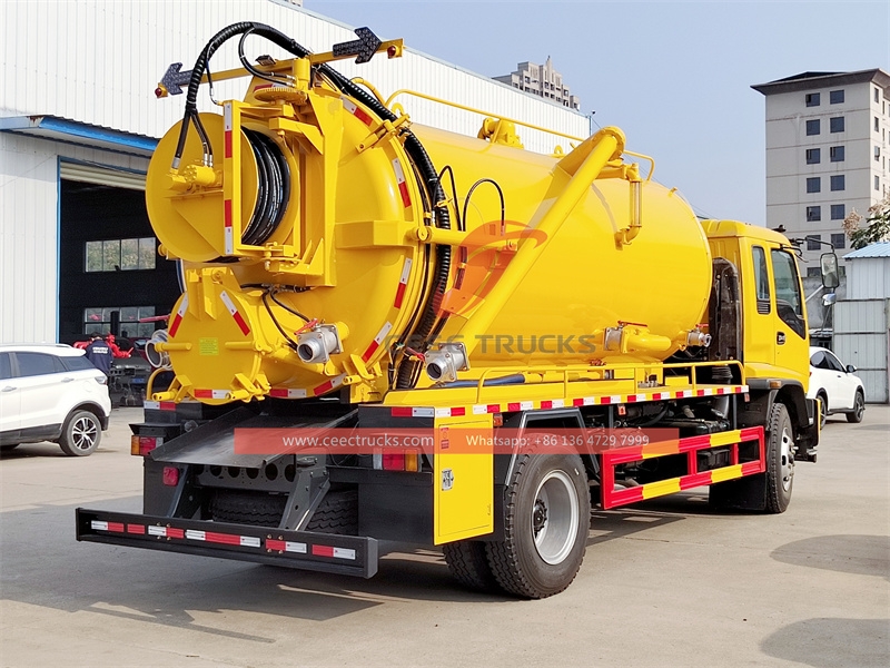 ISUZU 6 wheeler vacuum suction truck