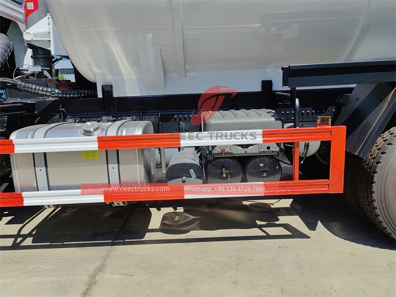 Sinotruk Heavy duty Vacuum Sewage Suction trucks with factory direct sale