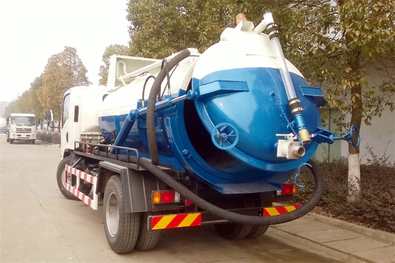 Isuzu NPR vacuum suction truck made in China