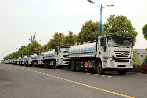 100 camion cisterna per acqua IVECO per la provincia cinese dello Xinjiang