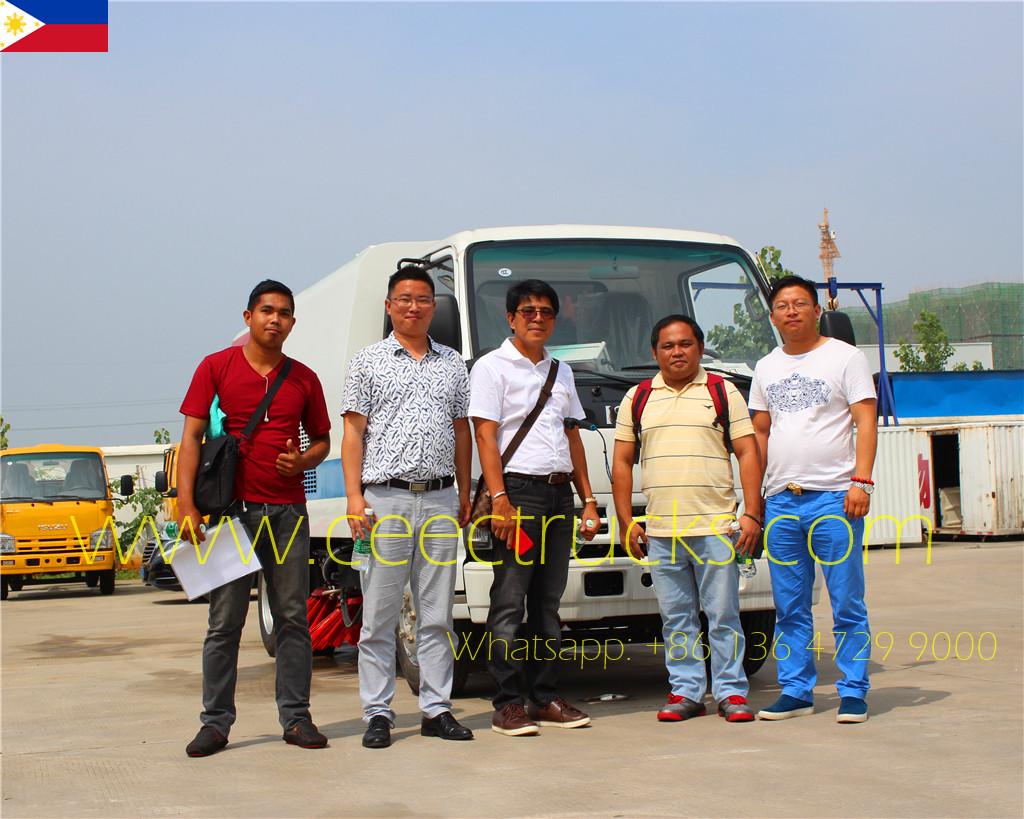 Un cliente filippino ci ha visitato per esaminare il suo camion spazzatrice stradale ISUZU 4CBM