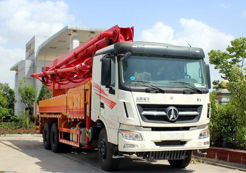 Esportazione di camion con pompa per calcestruzzo Beiben V3 a Doha