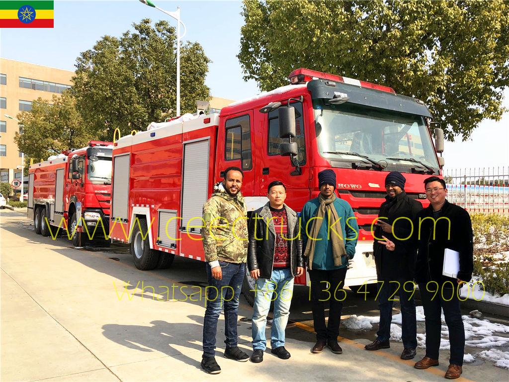 Clienti etiopi in visita nella PECO per l'acquisto di camion dei pompieri WHOO