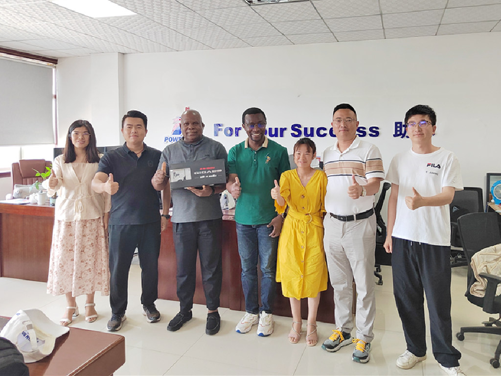 I clienti dell'Etiopia ci hanno fatto visita per acquistare l'autocarro con braccio aereo ISUZU da 20 m