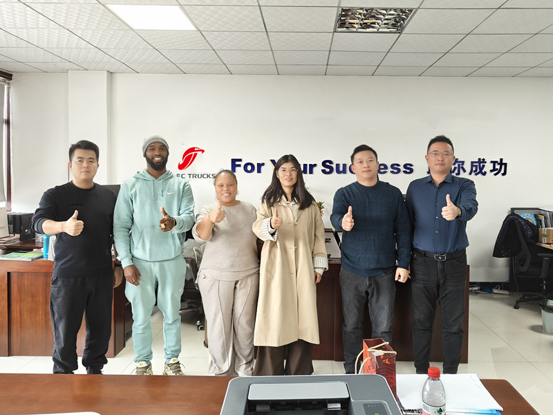 Un cliente dell'Ecuador visita lo stabilimento CEEC per l'ispezione dei camion della spazzatura ISUZU