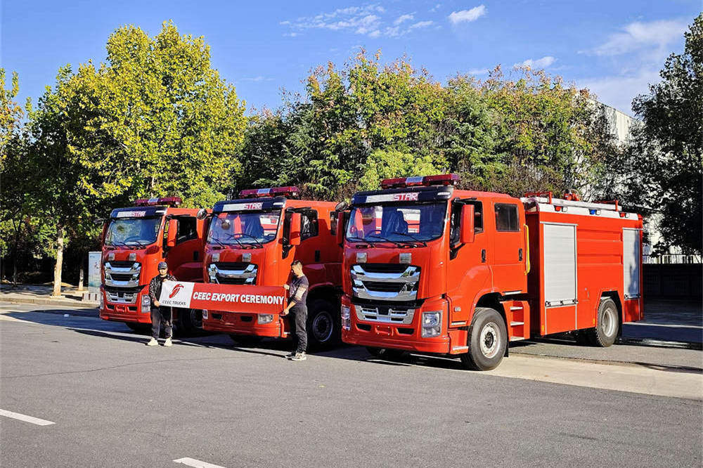 Il cliente cambogiano acquista 3 unità di camion dei pompieri in schiuma ISUZU GIGA