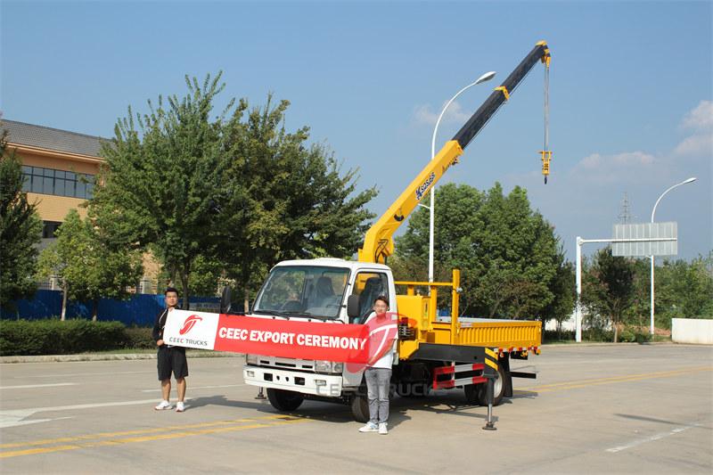 Grenada - Mini camion con gru a braccio ISUZU personalizzato consegnato da CEEC TRUCKS